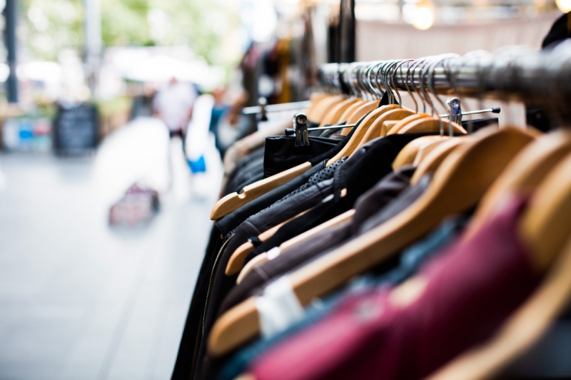 magasin-CUERS-min_blur_close_up_focus_hanger_jacket_market_people_rack-1176303