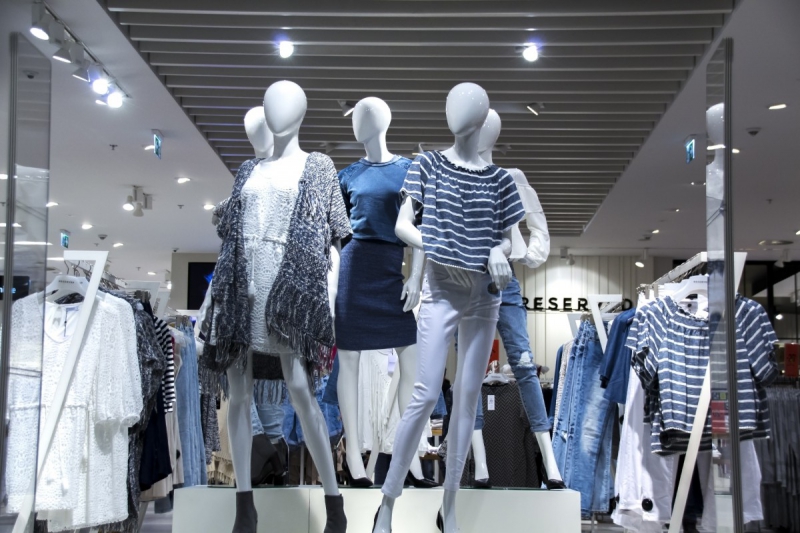 magasin-CUERS-min_shopping_mall_shop_windows_fashionable_clothes_feminine_weakness_the_temptation_slender_women_mannequin_lifestyle-1044785